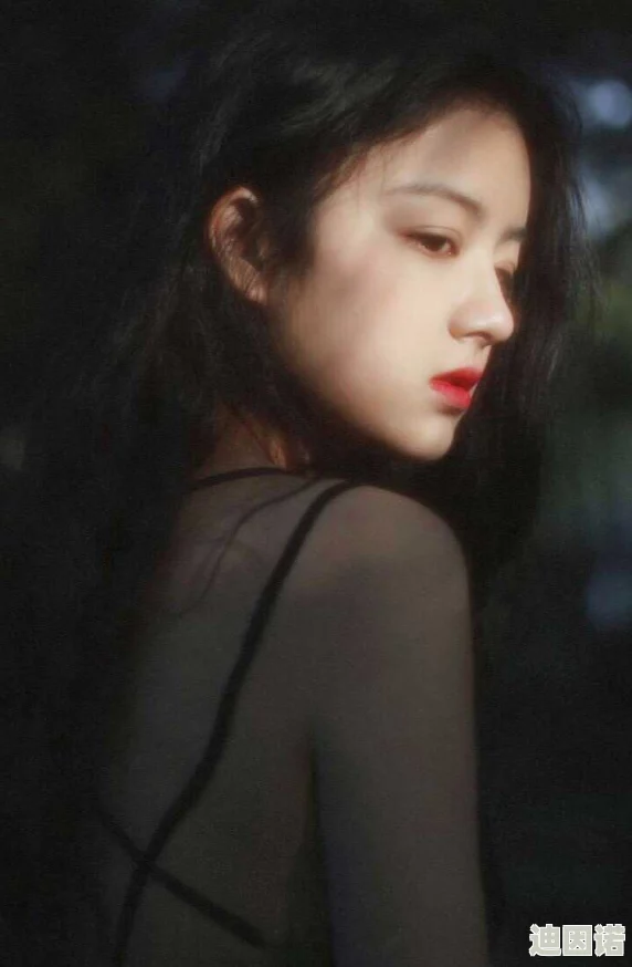 女人们一起述说乳交的感受：在这个话题中，女性们分享了她们对乳交这一亲密行为的个人体验与情感反应