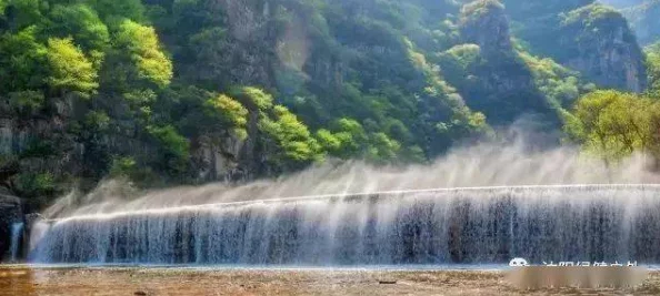 妈妈桃源洞口已是溪水，象征着自然的流动与生命的延续，传递出对故乡和亲情的深切怀念